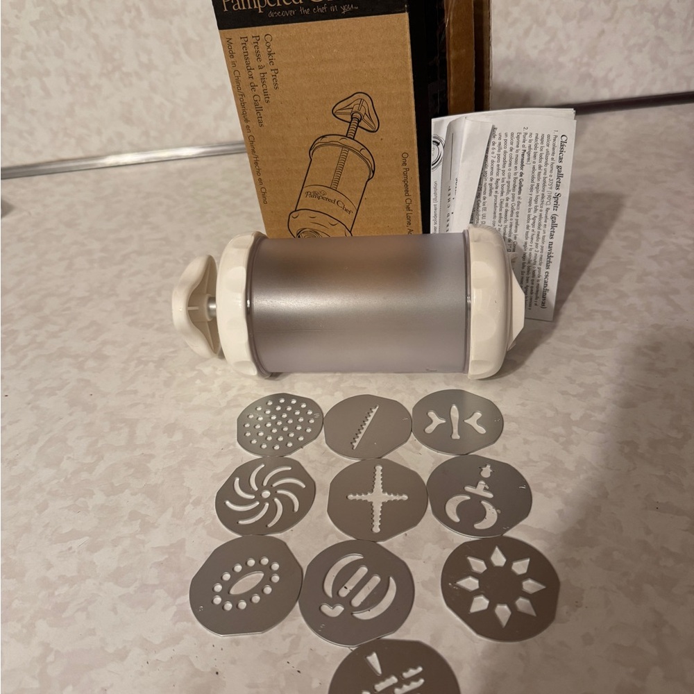 The Pampered Chef Cookie Press with Discs - White and Silver
